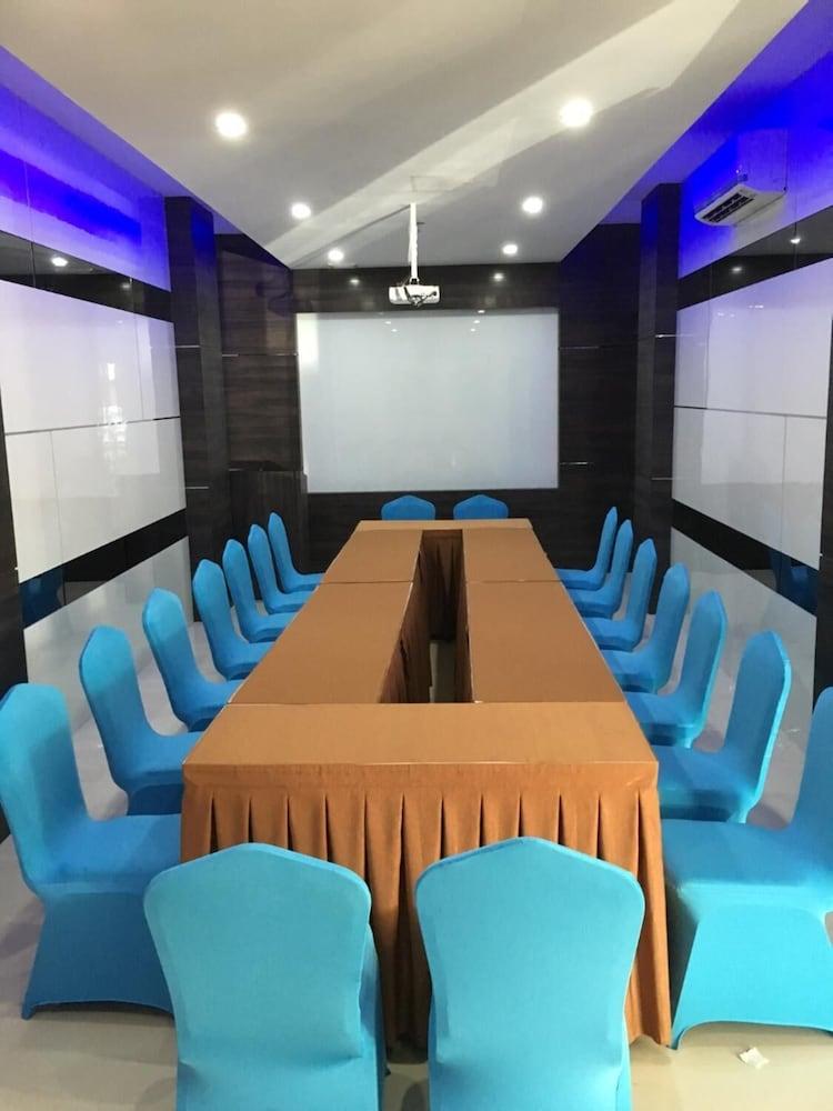 Os Hotel Airport Batam Ngoại thất bức ảnh